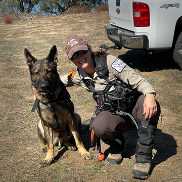 Samantha Krasner and "Eiros", certified air scent and large source cadaver